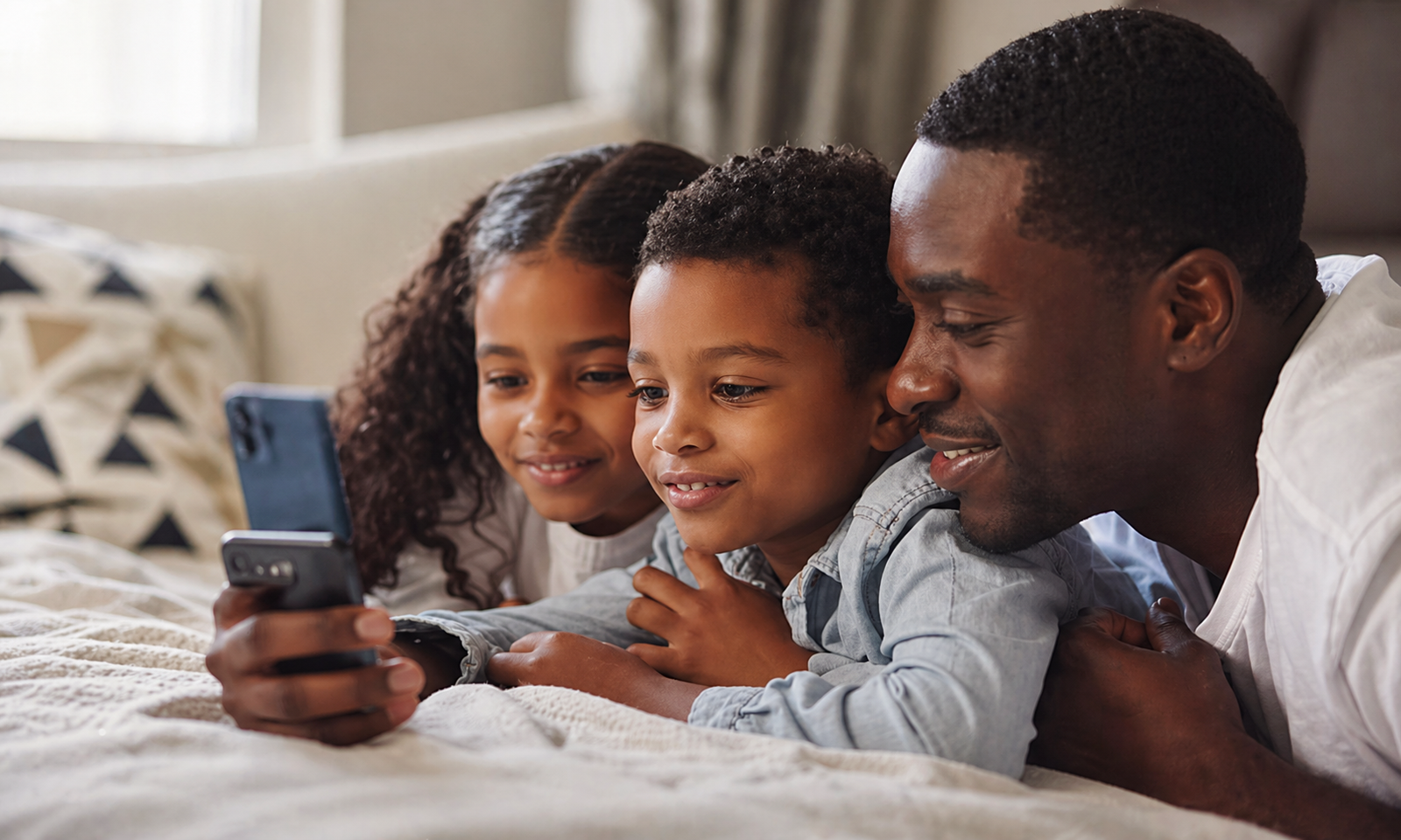 Criança usando smartphone